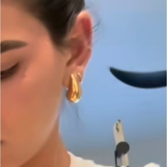 Gold large drop earrings - Picture 7 of 9